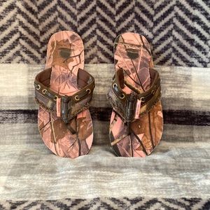 Maul Island pink camouflage flip flops never worn